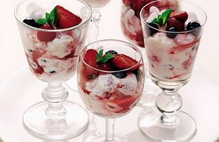 Weight Watchers Recipe: Compote of summer fruits with vanilla yogurt